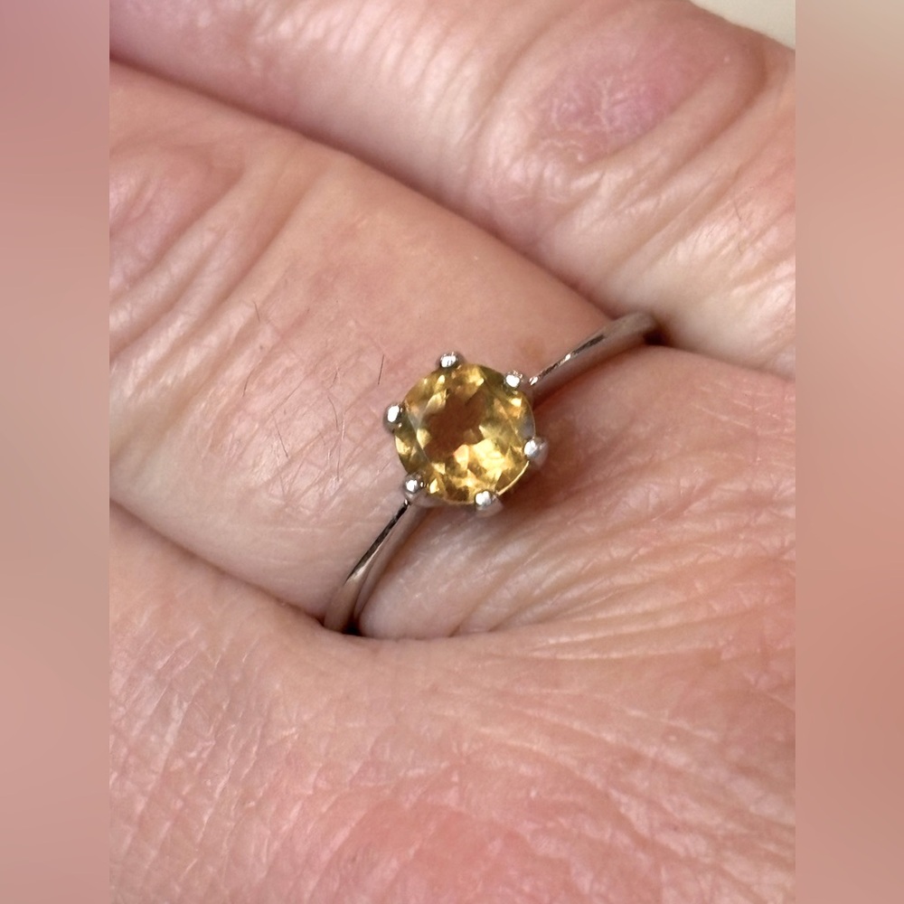 Elegant Yellow Gemstone Ring. Marked 925 RJ. Size 8 Pre-owned excellent conditio